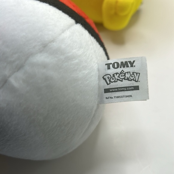 Pokemon pikachu and pokeball plushie - Picture 2 of 6